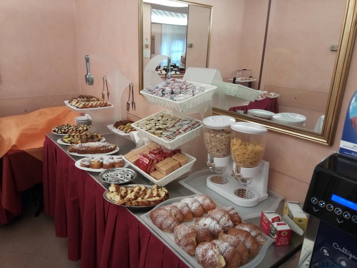 Hotel Manola ريميني المظهر الخارجي الصورة